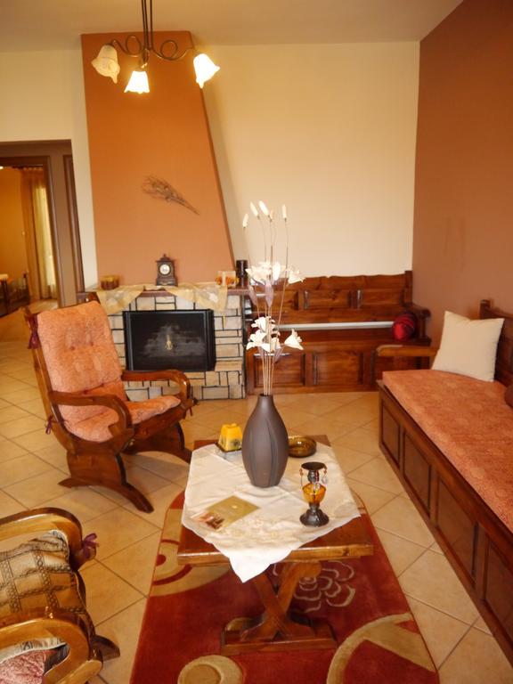 אואוראנואופולי Dione Apartments חדר תמונה