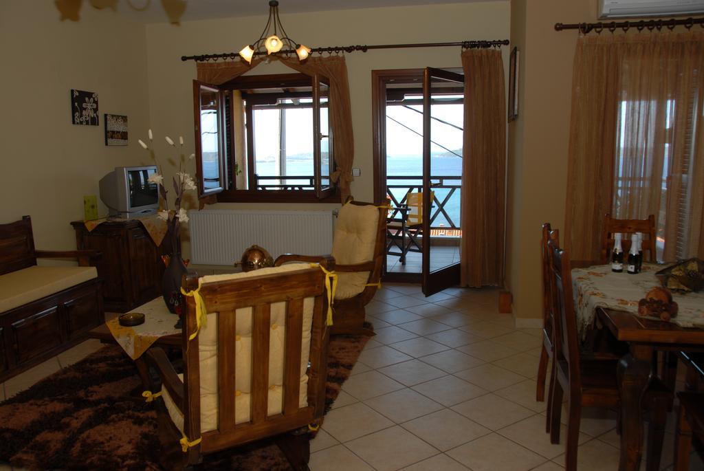 אואוראנואופולי Dione Apartments חדר תמונה