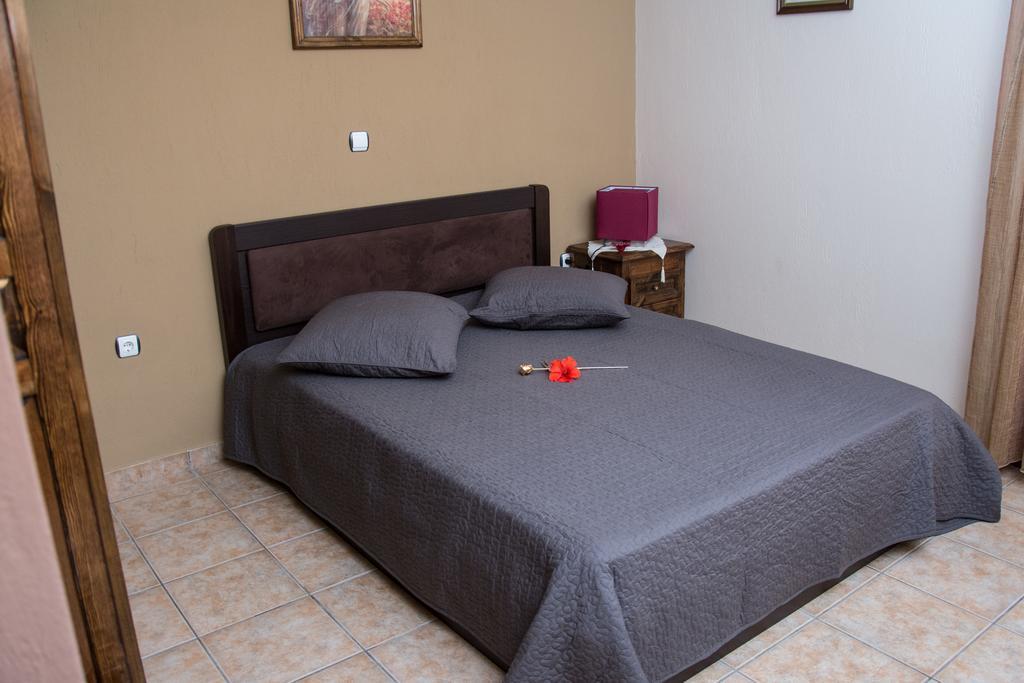 אואוראנואופולי Dione Apartments מראה חיצוני תמונה